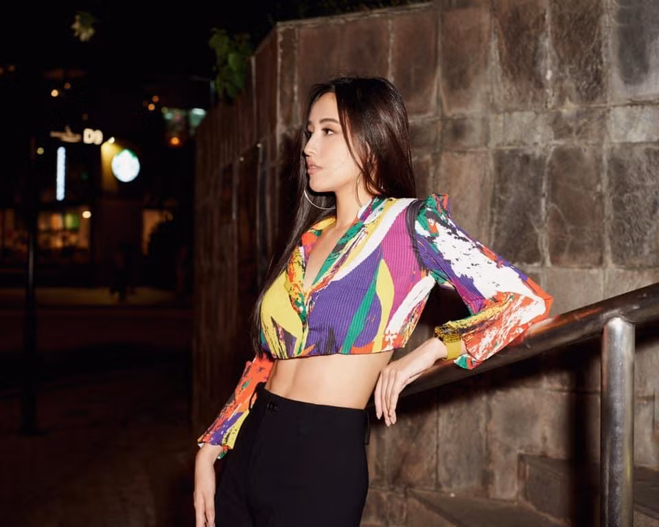 Hoa hậu Mai Phương Thuý mặc áo crop-top rực rỡ khoe vòng eo 'con kiến' nỏng bỏng. Hoa hậu Mai Phương Thuý mặc áo crop-top rực rỡ khoe vòng eo 'con kiến' nỏng bỏng.