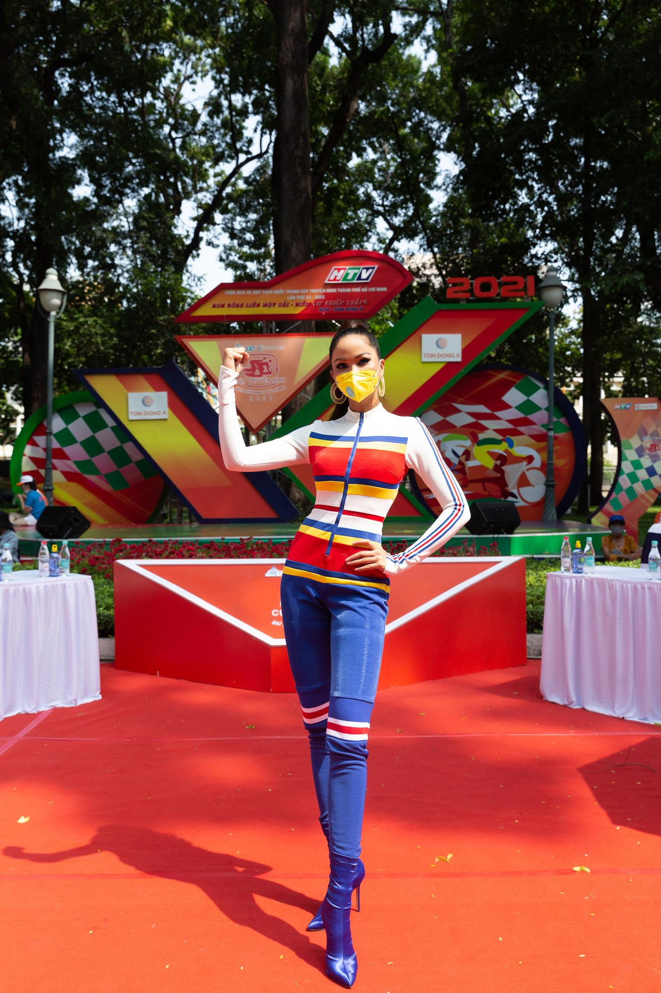 Tại sự kiện, H&apos;Hen Niê chăm chỉ đeo khẩu trang. Người đẹp khuyến cáo người dân nên tuân thủ các quy định của nhà nước về phòng chống dịch COVID-19.