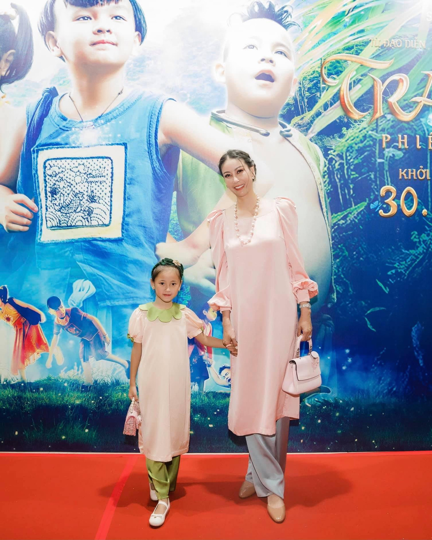 Hà Kiều Anh cùng con gái gây chú ý khi diện áo dài đôi trên thảm đỏ. Hà Kiều Anh cùng con gái gây chú ý khi diện áo dài đôi trên thảm đỏ.