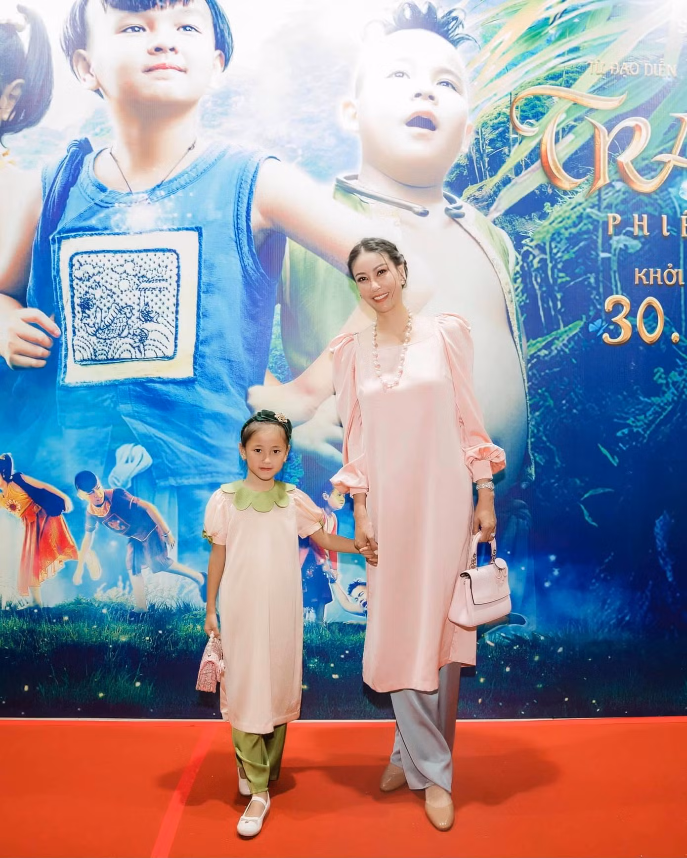 Hà Kiều Anh cùng con gái gây chú ý khi diện áo dài đôi trên thảm đỏ. Hà Kiều Anh cùng con gái gây chú ý khi diện áo dài đôi trên thảm đỏ.