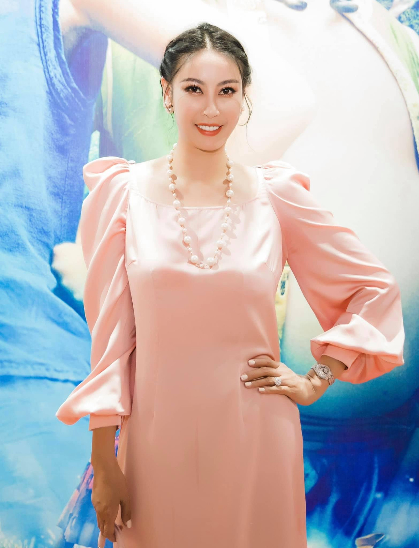 Hoa hậu Hà Kiều Anh diện áo dài hồng cách điệu duyên dáng, sang trọng khi tham dự ra mắt phim. Hoa hậu Hà Kiều Anh diện áo dài hồng cách điệu duyên dáng, sang trọng khi tham dự ra mắt phim.