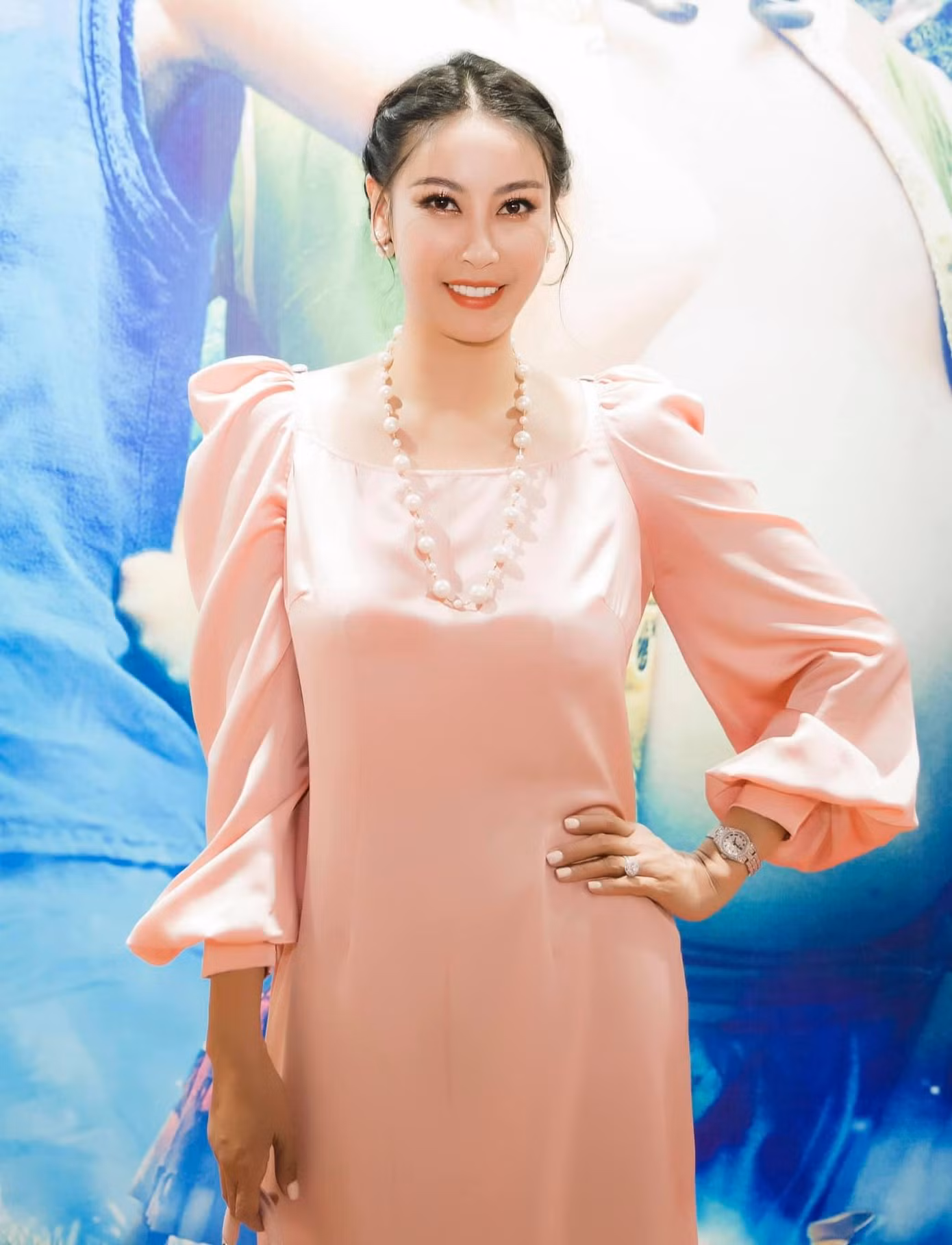 Hoa hậu Hà Kiều Anh diện áo dài hồng cách điệu duyên dáng, sang trọng khi tham dự ra mắt phim. Hoa hậu Hà Kiều Anh diện áo dài hồng cách điệu duyên dáng, sang trọng khi tham dự ra mắt phim.