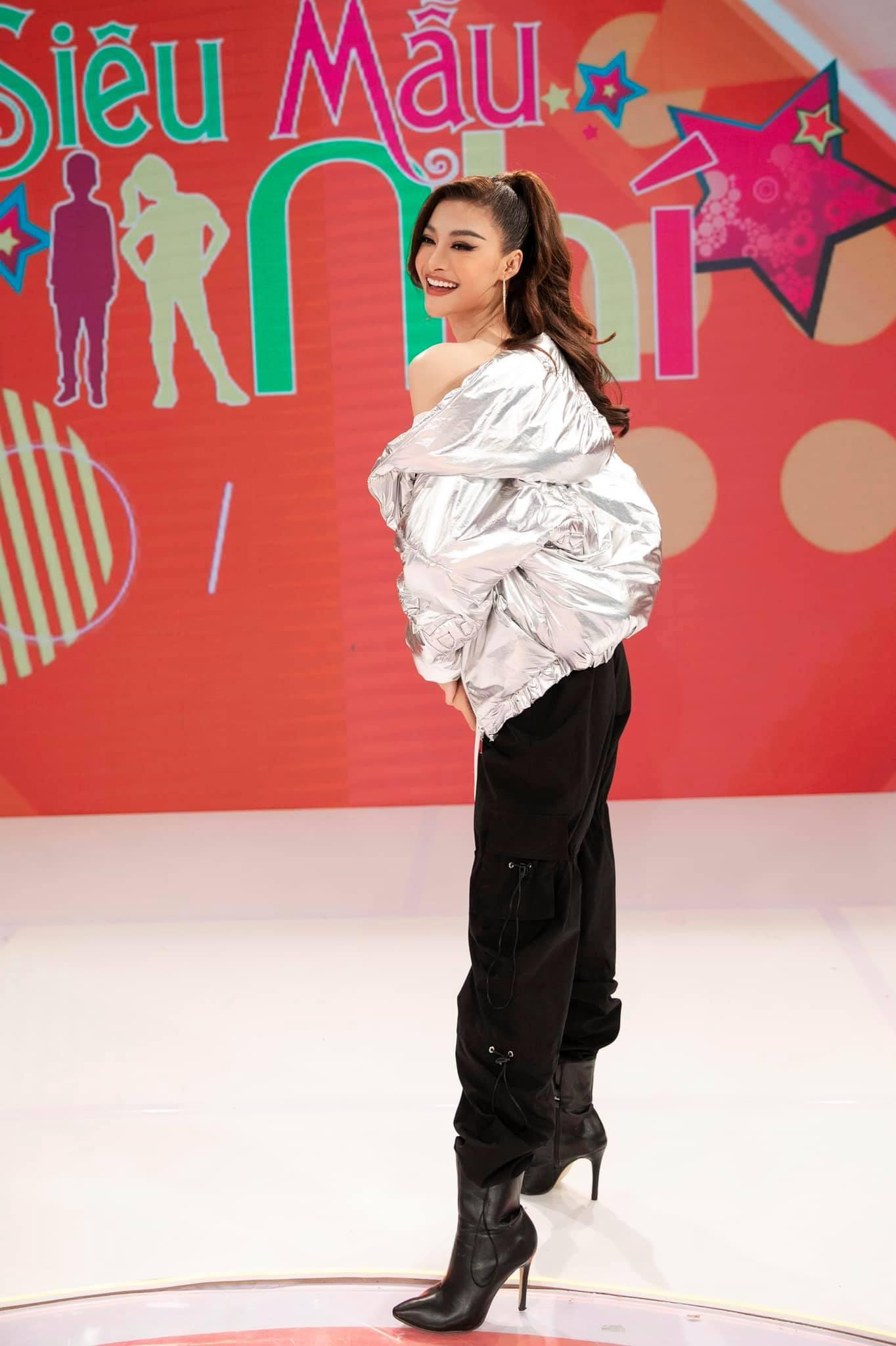 Á hậu Kiều Loan cá tính nhưng không kém phần quyến rũ với trang phục mang hơi hướng rap. Á hậu Kiều Loan cá tính nhưng không kém phần quyến rũ với trang phục mang hơi hướng rap.