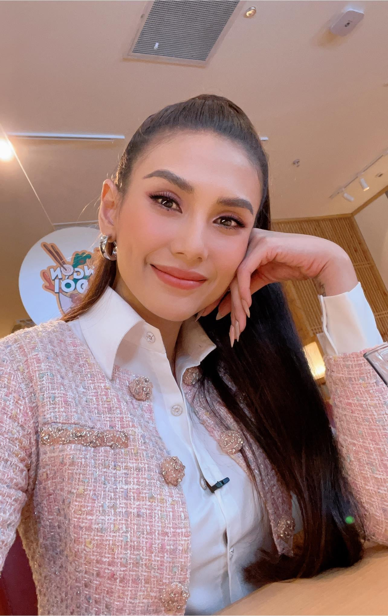 Siêu mẫu, Á hậu Võ Hoàng Yến dịu dàng và thanh lịch với set đồ tông màu hồng pastel. Siêu mẫu, Á hậu Võ Hoàng Yến dịu dàng và thanh lịch với set đồ tông màu hồng pastel.