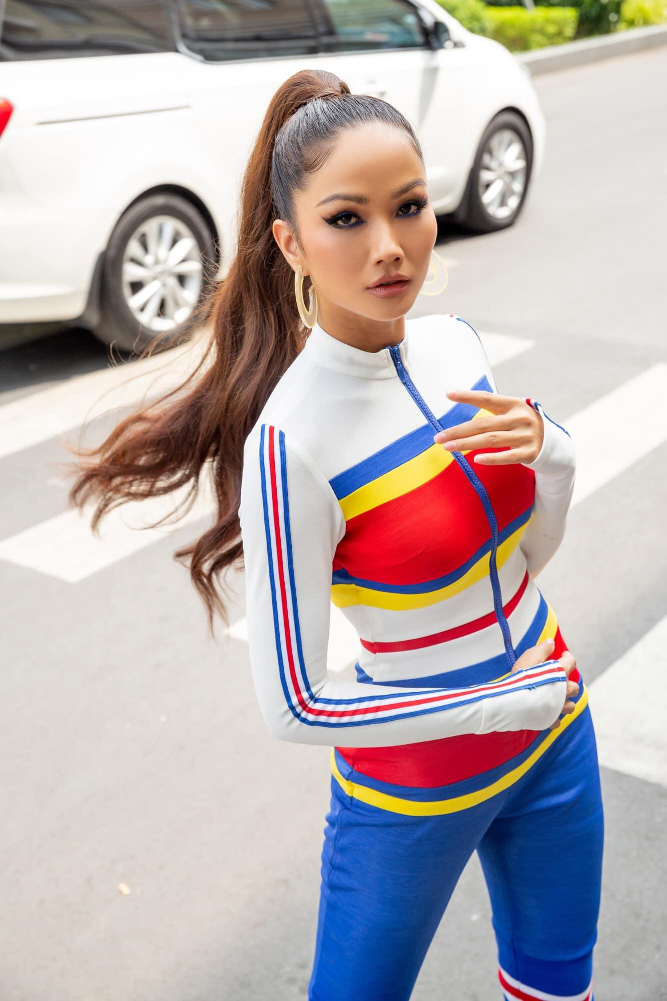 Đây là năm thứ ba Hoa hậu H’Hen Niê tham gia chương trình nhằm cổ vũ tinh thần các tay đua và khuyến khích tinh thần thể thao của giới trẻ.