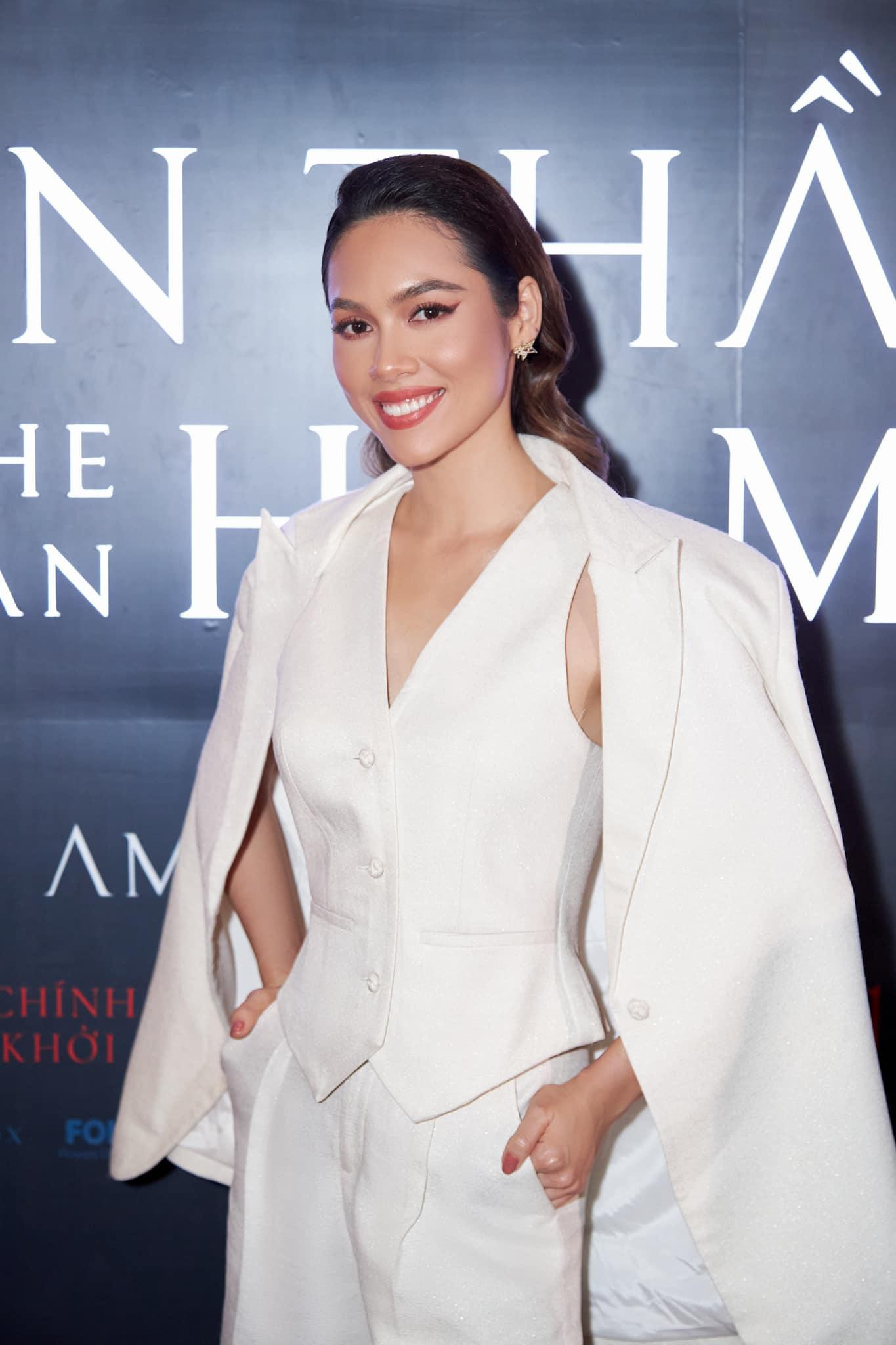 Á hậu Hoàng My diện vest trắng thanh lịch, sang trọng trên thảm đỏ ra mắt phim. Á hậu Hoàng My diện vest trắng thanh lịch, sang trọng trên thảm đỏ ra mắt phim.