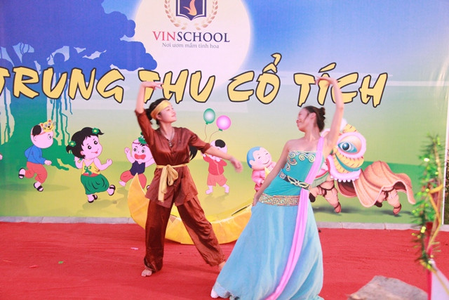 Với “Cây bút thần kỳ” bé được trổ tài thi vẽ, sáng tạo những bức vẽ đẹp bằng nhiều chất liệu màu khác nhau. Những bức tranh đẹp sẽ được Vingroup chọn để làm lịch năm mới, năm 2014