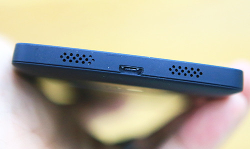  Phía dưới là loa ngoài và cổng sạc