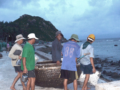 Đàn ông trên đảo mưu sinh mùa biển động bằng những chiếc thúng nhỏ . Đàn ông trên đảo mưu sinh mùa biển động bằng những chiếc thúng nhỏ