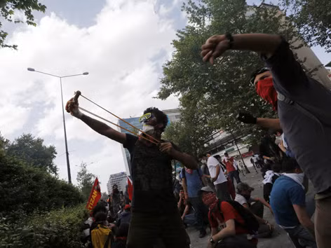 Người biểu tình Thổ Nhĩ Kỳ bắn súng cao su, ném đá về phía cảnh sát chống bạo động ở thủ đô Ankara ngày 3/6. Ảnh: Umit Bektas