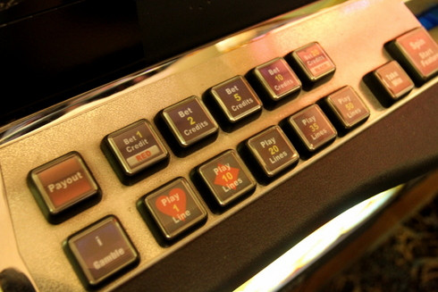 Các phím chức năng dùng để chọn cách đánh và đặt cược cho mỗi lần chơi