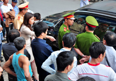  Sau gần một giờ 