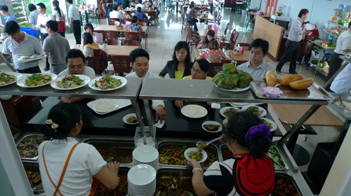 Đối với cơ quan, đơn vị có nhiều nhân viên nên tự tổ chức nấu ăn để có thể kiểm soát được chất lượng nguyên liệu và quá trình chế biến. Ảnh : N.C.T.. Đối với cơ quan, đơn vị có nhiều nhân viên nên tự tổ chức nấu ăn để có thể kiểm soát được chất lượng nguyên liệu và quá trình chế biến. Ảnh : N.C.T.