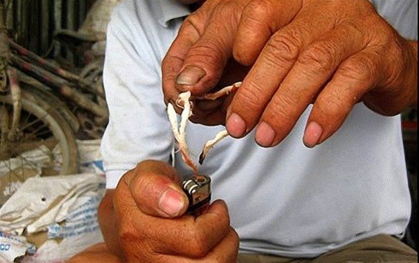 Mới đây nhất, dư luận lại xôn xao về một loại mực khô cực kỳ nguy hiểm: đó là mực cao su. Theo nhiều câu chuyện chia sẻ trên mạng, loại mực này khi đốt cháy đen rất nhanh, có mùi khét như mùi polymer cháy. Khi bóp thử thì vỡ vụn như than