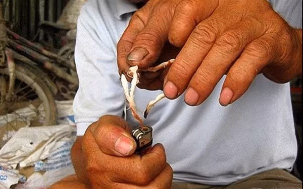 Mới đây nhất, dư luận lại xôn xao về một loại mực khô cực kỳ nguy hiểm: đó là mực cao su. Theo nhiều câu chuyện chia sẻ trên mạng, loại mực này khi đốt cháy đen rất nhanh, có mùi khét như mùi polymer cháy. Khi bóp thử thì vỡ vụn như than