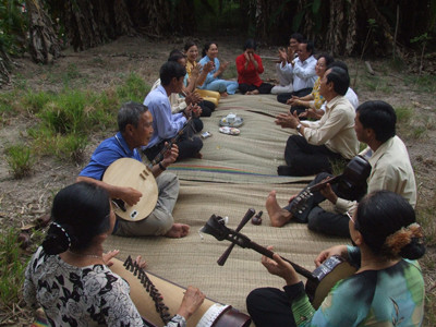 Buổi sinh hoạt của CLB Đờn ca tài tử xã Vị Đông, huyện Vị Thủy, tỉnh Hậu Giang. Ảnh: Hòa Hội. Buổi sinh hoạt của CLB Đờn ca tài tử xã Vị Đông, huyện Vị Thủy, tỉnh Hậu Giang. Ảnh: Hòa Hội
