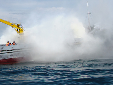 Đám cháy bùng phát dữ dội, lửa khói trùm kín mũi tàu