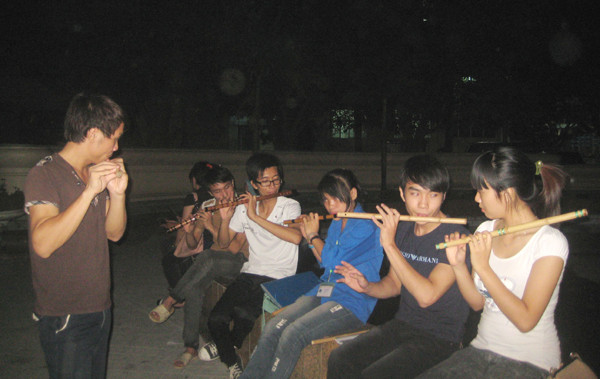 Nhiều bạn trẻ học thổi sáo. Ảnh: D.N