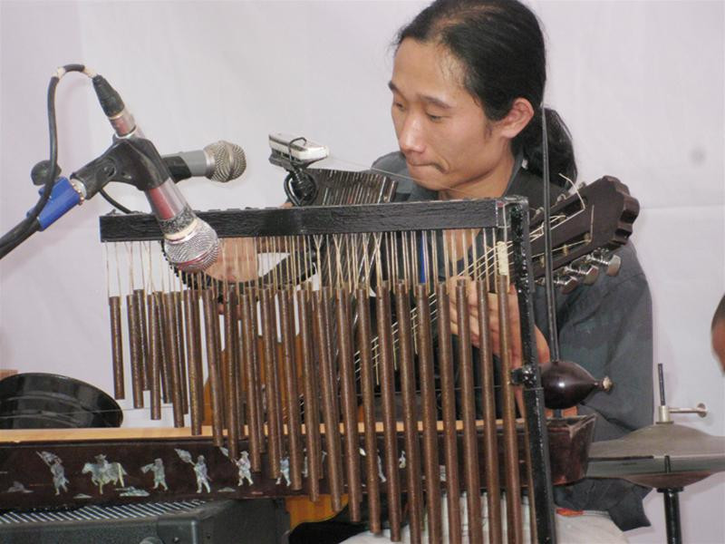 Khán giả cũng rất bất ngờ khi được tận thấy sự độc đáo và mới lạ từ các nhạc cụ của anh Nguyễn Văn Thao Khán giả cũng rất bất ngờ khi được tận thấy sự độc đáo và mới lạ từ các nhạc cụ của anh Nguyễn Văn Thao