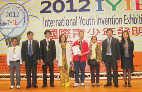 Lê Hoàng Anh (ngoài cùng bên trái) tại Triển lãm Quốc tế sáng chế 2012. (Ảnh: Nhân vật cung cấp). Lê Hoàng Anh (ngoài cùng bên trái) tại Triển lãm Quốc tế sáng chế 2012. (Ảnh: Nhân vật cung cấp)
