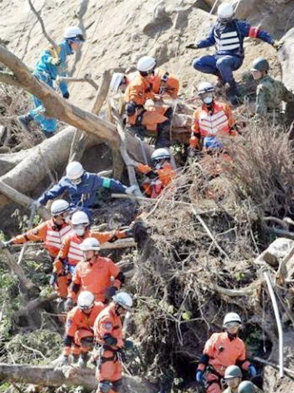 Lực lượng cứu hộ tiếp tục tìm kiếm trong các đống đổ nát