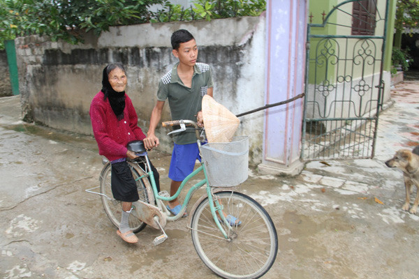 Nhiều người cao niên, bệnh tật được con cháu đưa đến nhận quà cứu trợ