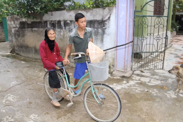 Nhiều người cao niên, bệnh tật được con cháu đưa đến nhận quà cứu trợ