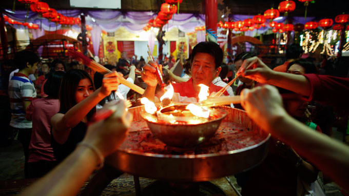 Một ngôi chùa tại Bangkok, Thái Lan trong đêm giao thừa. Ảnh: Reuters 