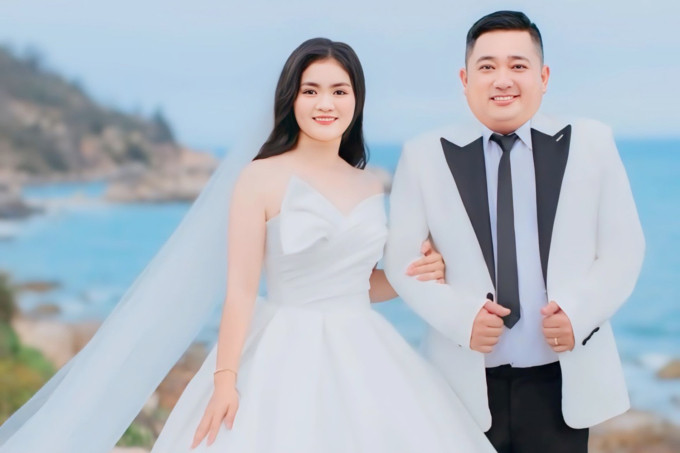 Ảnh cưới của diễn viên Phùng Ngọc và bạn gái kém 9 tuổi.