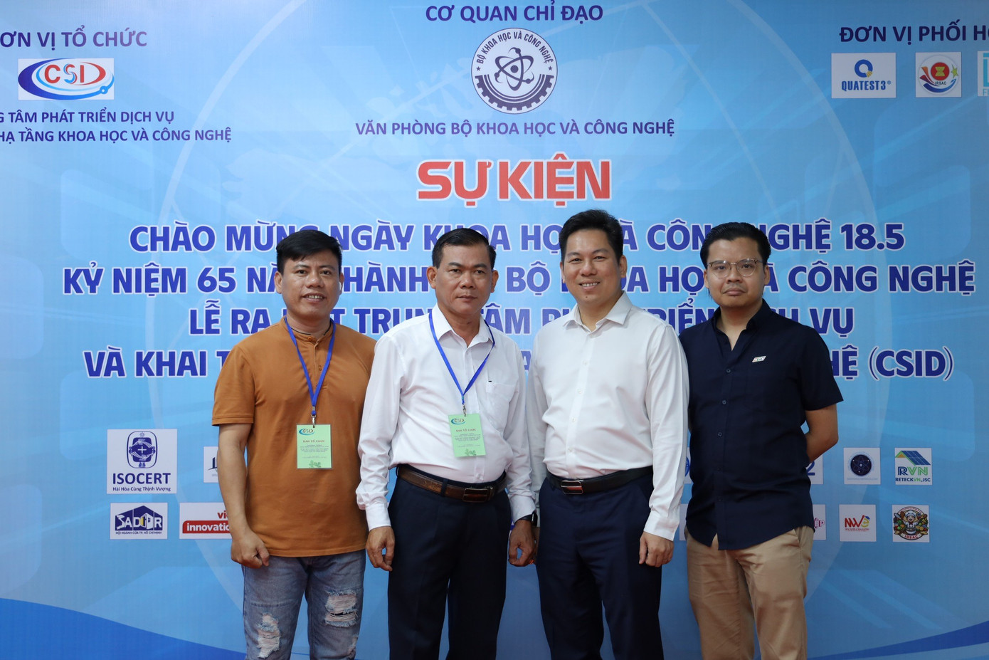 Đại diện Love World chụp hình cùng BTC triển lãm công nghệ xanh. Đại diện Love World chụp hình cùng BTC triển lãm công nghệ xanh.