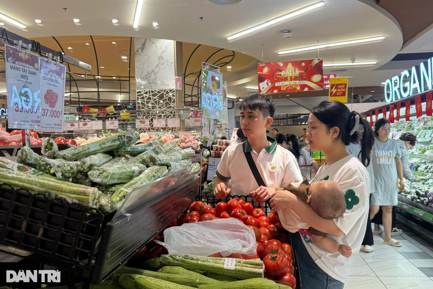 Một gia đình trẻ ở Hà Nội đang mua sắm thực phẩm. (Ảnh: Hồng Anh). Một gia đình trẻ ở Hà Nội đang mua sắm thực phẩm. (Ảnh: Hồng Anh).