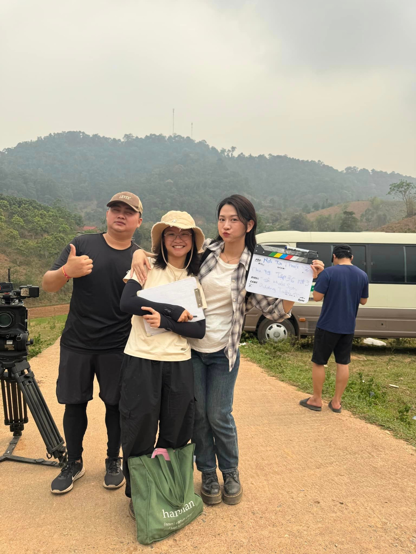 Thục Anh cùng ê-kíp phim Lỡ hẹn với ngày xanh. Thục Anh cùng ê-kíp phim Lỡ hẹn với ngày xanh.