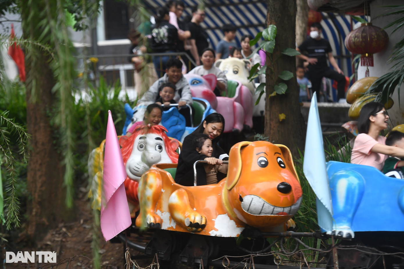 Vui chơi tại công viên, các địa điểm công cộng là một phương án tiết kiệm được nhiều gia đình ở Hà Nội lựa chọn. (Ảnh: Toàn Vũ). Vui chơi tại công viên, các địa điểm công cộng là một phương án tiết kiệm được nhiều gia đình ở Hà Nội lựa chọn. (Ảnh: Toàn Vũ).