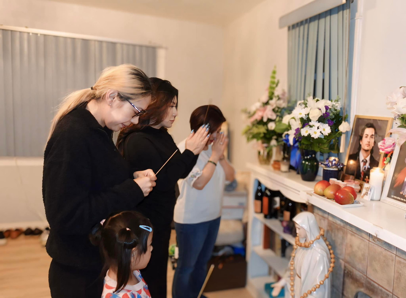 Trizzie Phương Trinh tới viếng Đức Tiến tại nhà riêng của nam diễn viên.