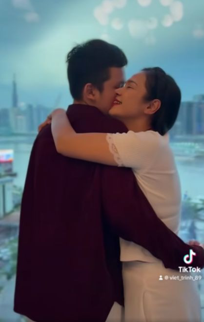 Việt Trinh gây tranh cãi vì hành động ôm hôn con tuổi vị thành niên ở nơi công cộng. Việt Trinh gây tranh cãi vì hành động ôm hôn con tuổi vị thành niên ở nơi công cộng.