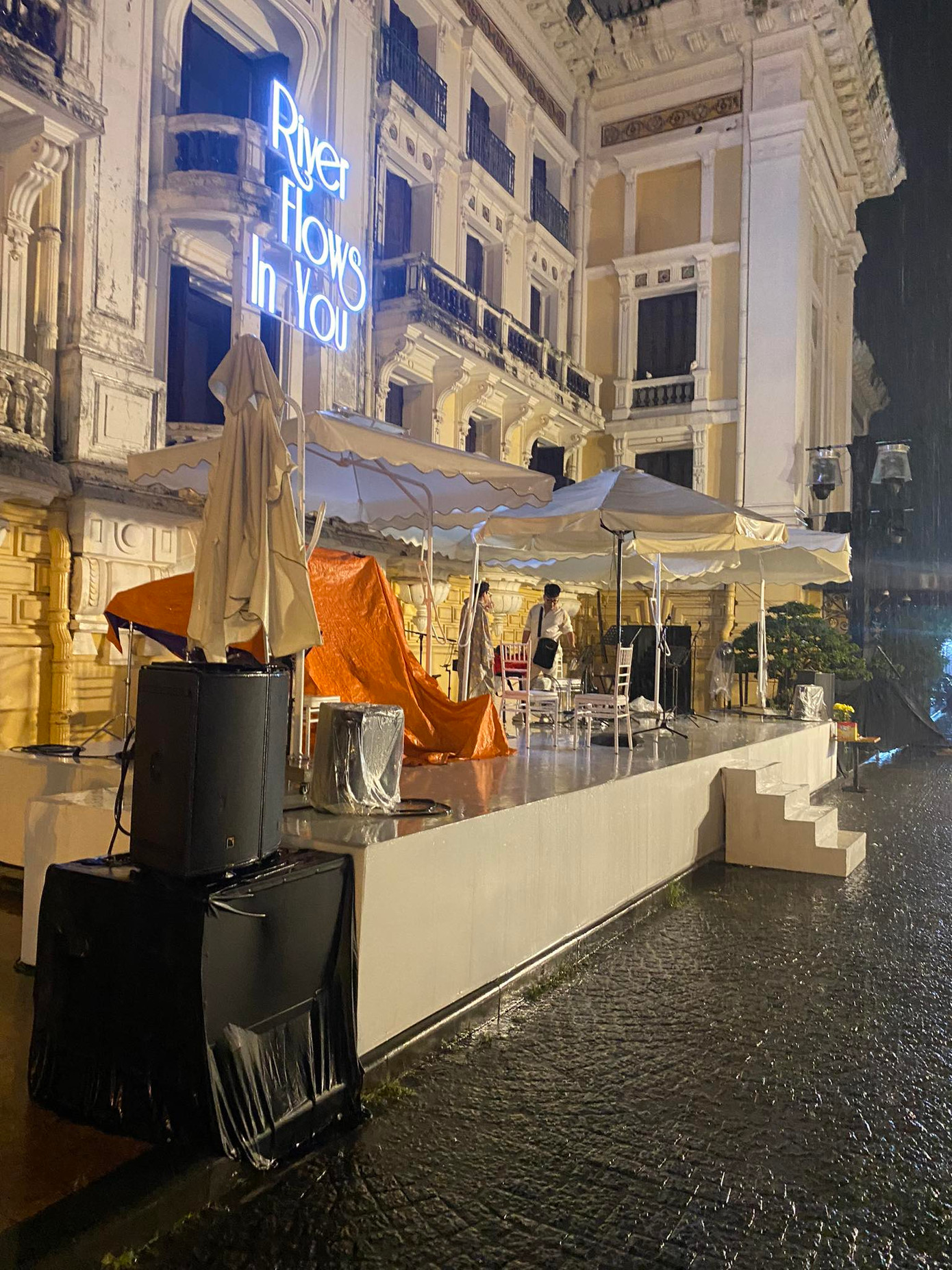 Hình ảnh nơi diễn ra mini show của Hương Tràm tại Hà Nội.