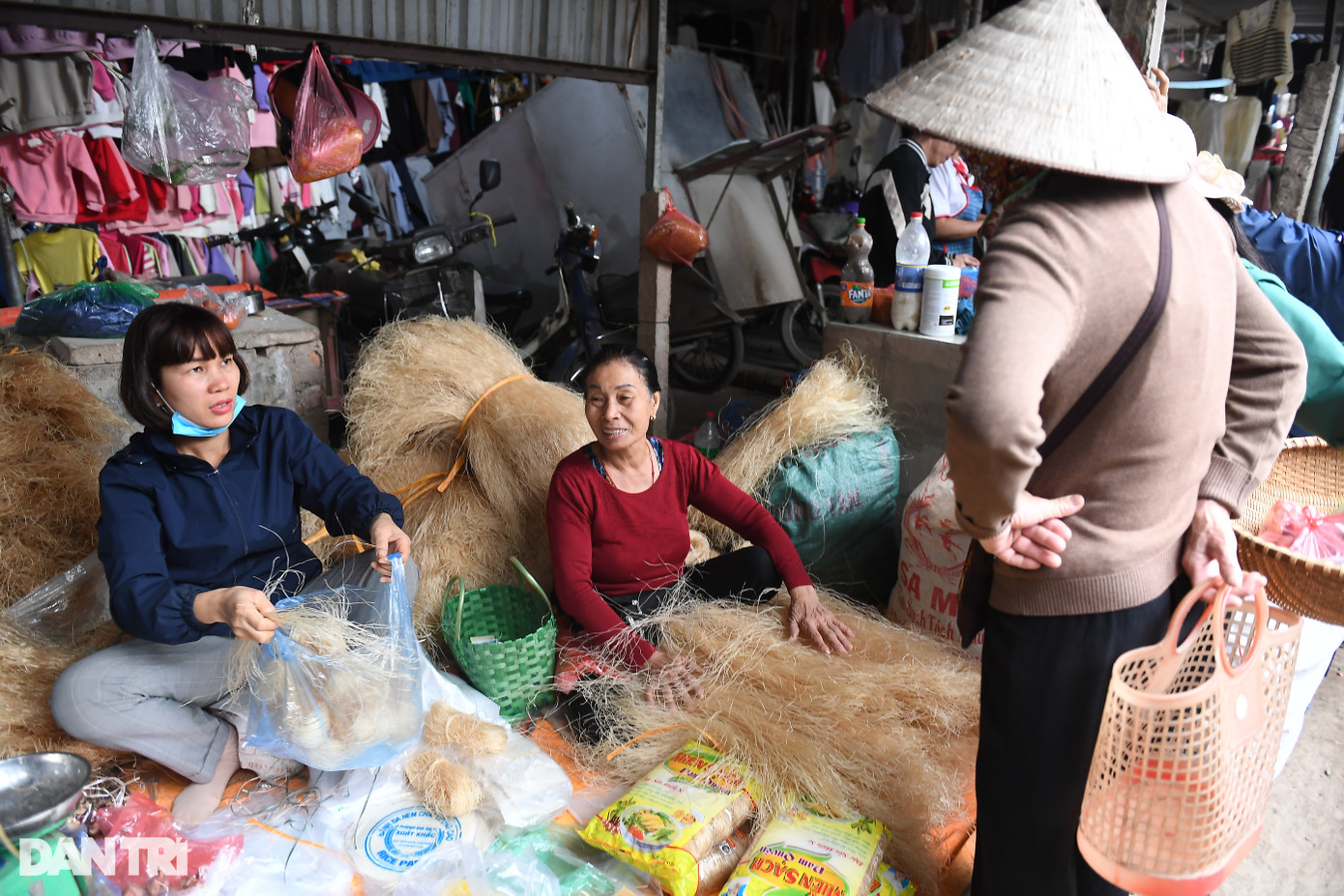 Nhiều gia đình có mức sống trung bình thường mua thực phẩm ở chợ dân sinh. (Ảnh: Toàn Vũ). Nhiều gia đình có mức sống trung bình thường mua thực phẩm ở chợ dân sinh. (Ảnh: Toàn Vũ).