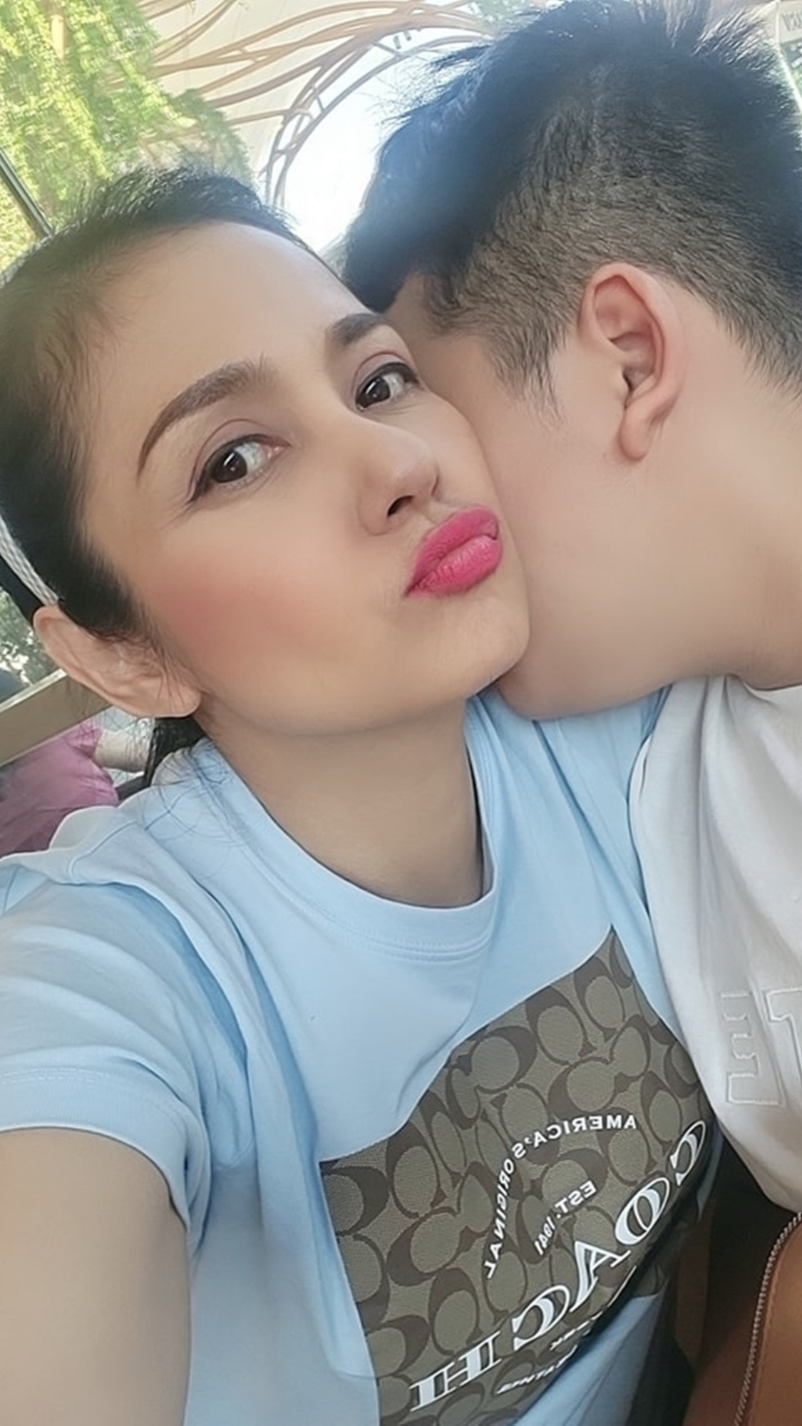Việt Trinh thường xuyên chia sẻ ảnh ôm hôn con lên trang cá nhân. Việt Trinh thường xuyên chia sẻ ảnh ôm hôn con lên trang cá nhân.