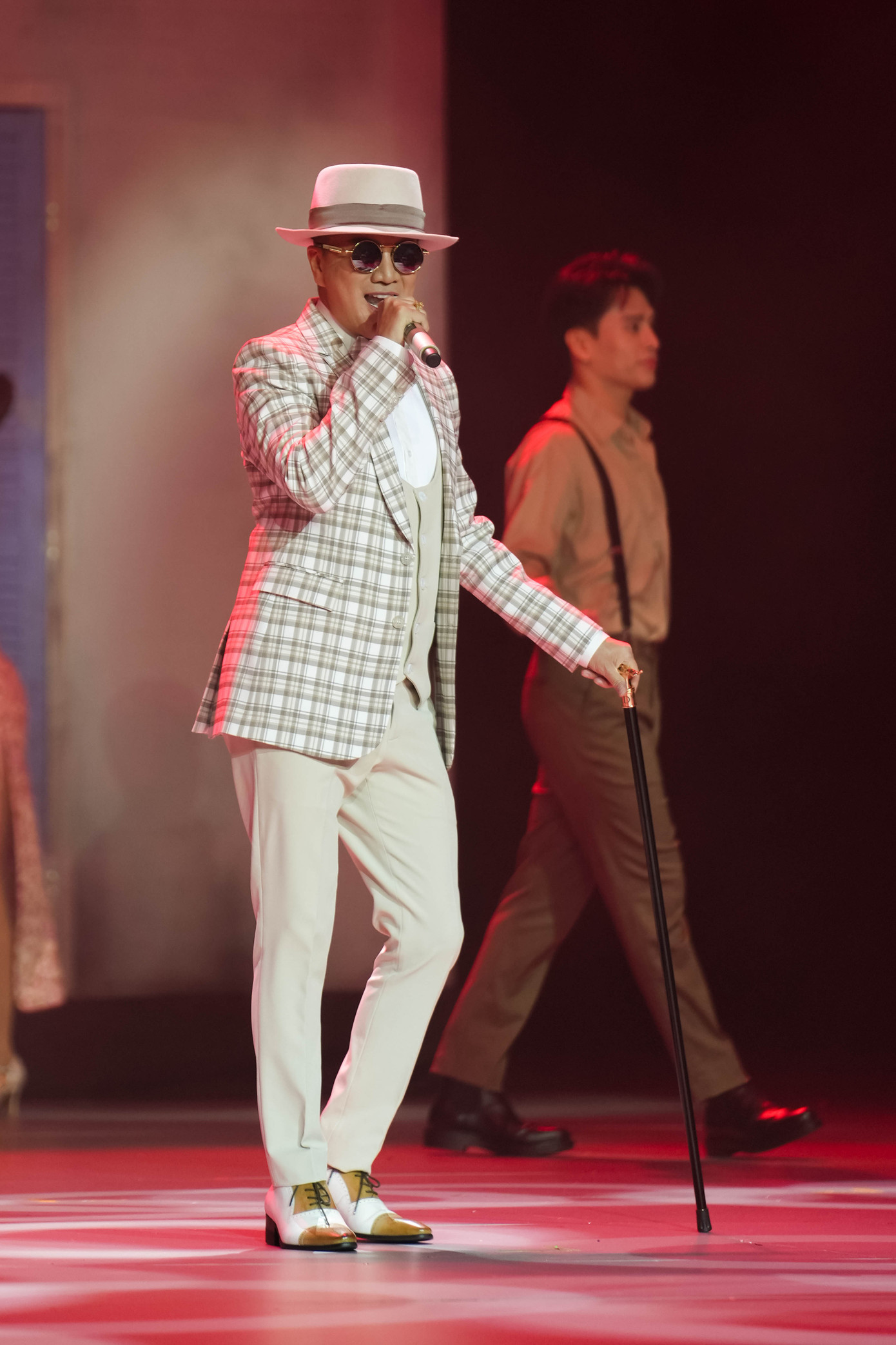 Đàm Vĩnh Hưng trong đêm nhạc tại Hà Nội ngày 18/5.