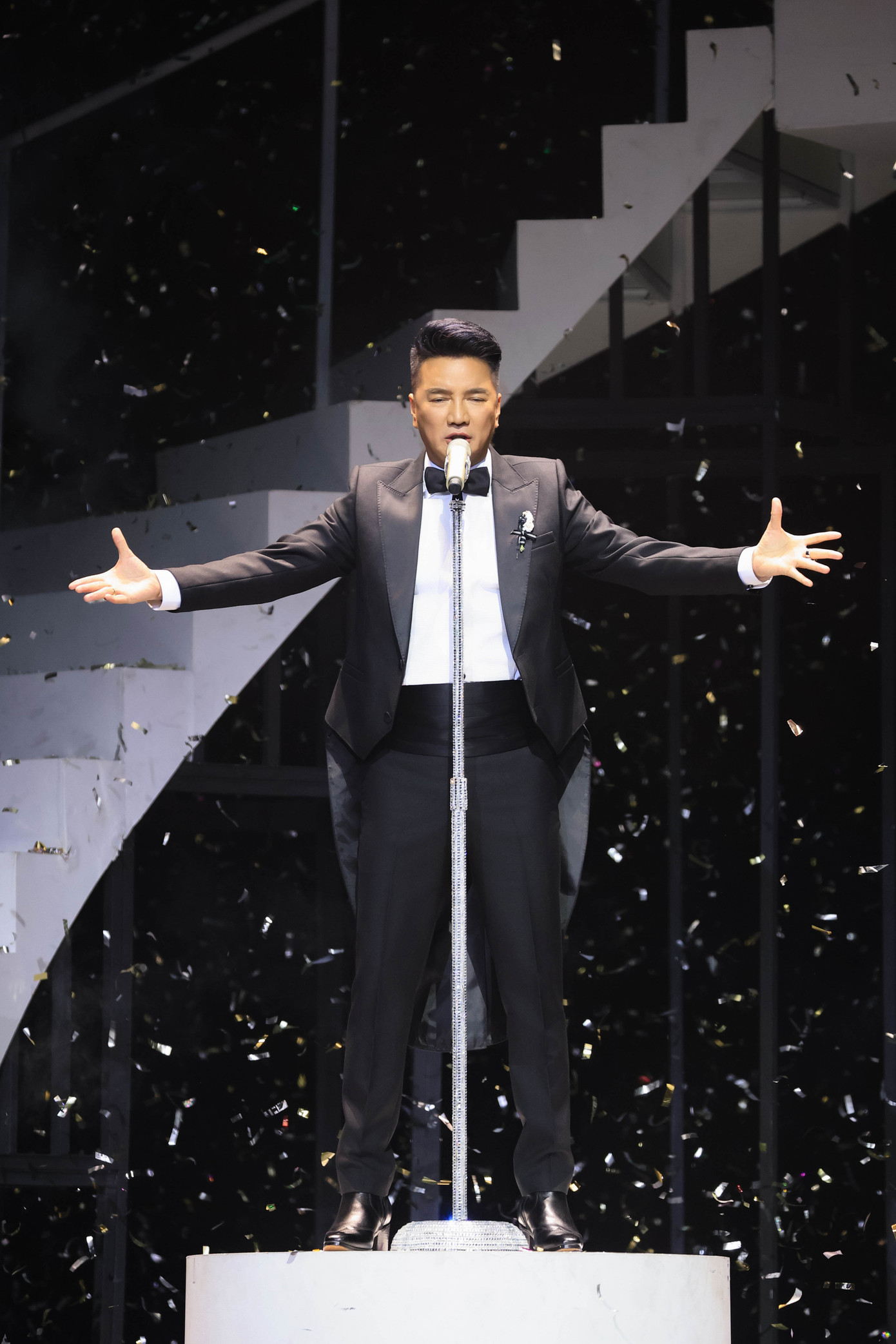 Đàm Vĩnh Hưng trong đêm nhạc tại Hà Nội ngày 18/5.