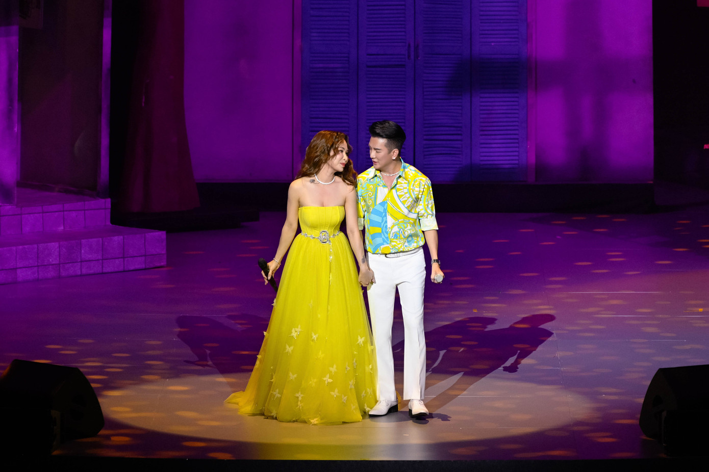 Uyên Linh là ca sĩ khách mời đầu tiên xuất hiện trong live show của Đàm Vĩnh Hưng.