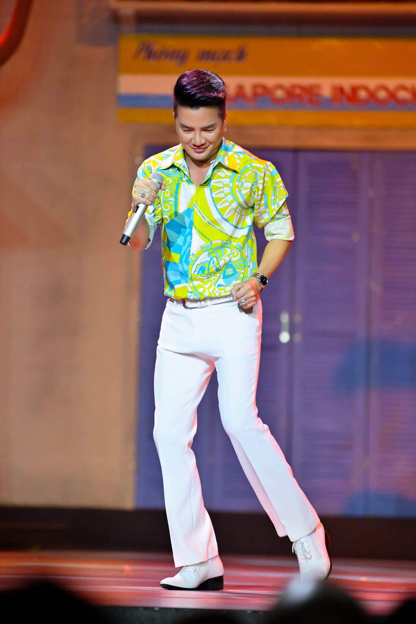 Đàm Vĩnh Hưng trong đêm nhạc tại Hà Nội ngày 18/5.