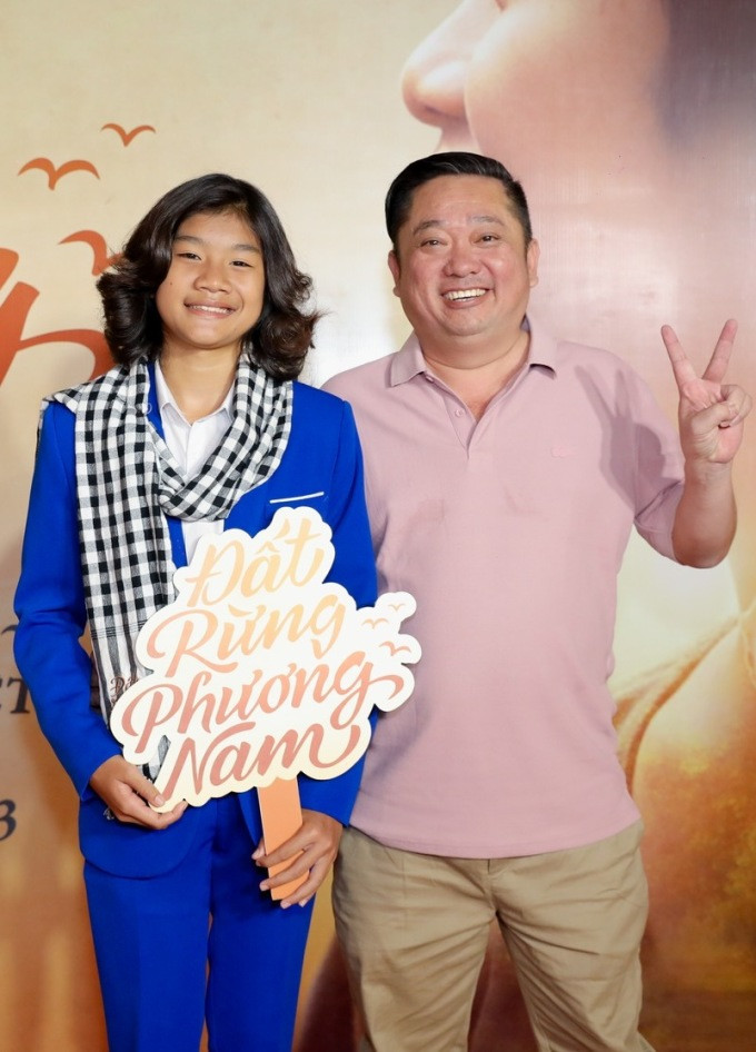 Phùng Ngọc (phải) và diễn viên nhí Kỳ Phong - đóng vai Cò trong bản điện ảnh Đất rừng phương Nam tại sự kiện ngày 11/10 ở TP.HCM. Ảnh: BHD