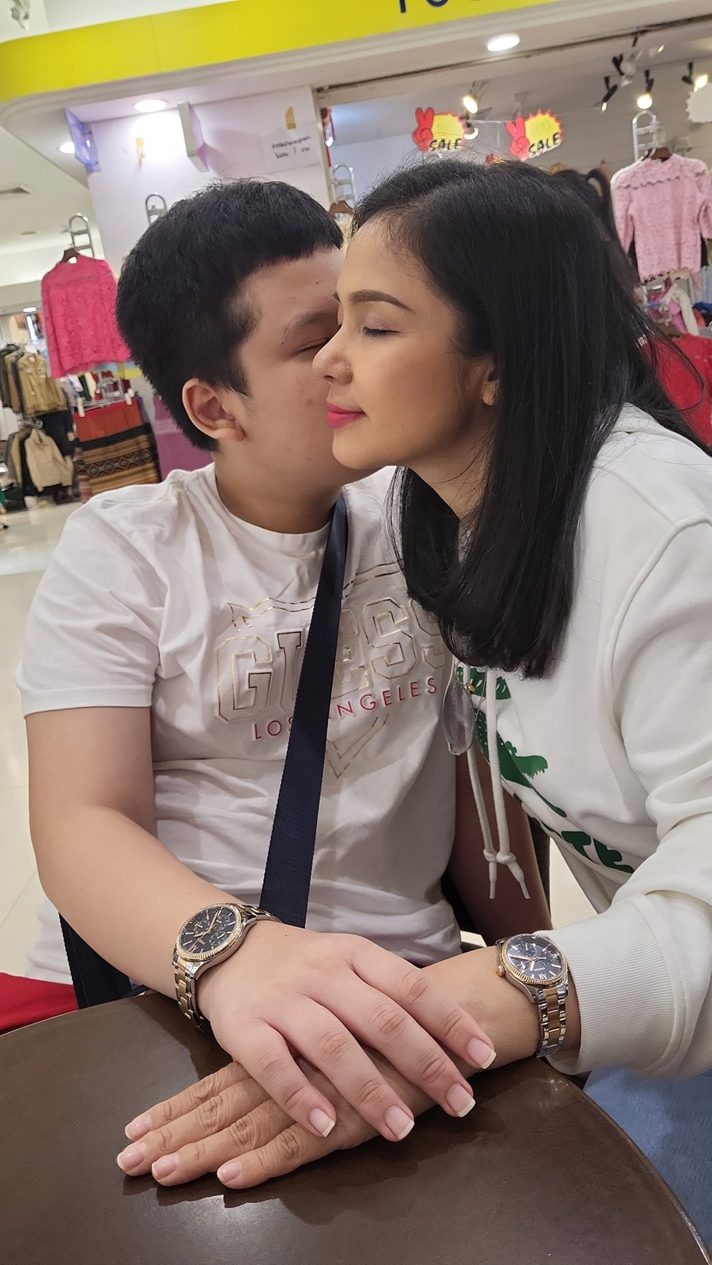 Việt Trinh thường xuyên chia sẻ ảnh ôm hôn con lên trang cá nhân. Việt Trinh thường xuyên chia sẻ ảnh ôm hôn con lên trang cá nhân.