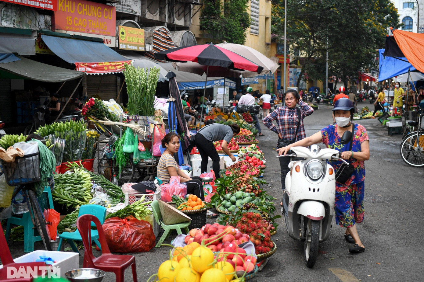 Hà Nội nhiều năm liền đứng đầu cả nước về mức chi phí đắt đỏ. Vì vậy, nhiều người luôn băn khoăn đặt câu hỏi "chi tiêu ở Hà Nội bao nhiêu là đủ?". Hà Nội nhiều năm liền đứng đầu cả nước về mức chi phí đắt đỏ. Vì vậy, nhiều người luôn băn khoăn đặt câu hỏi "chi tiêu ở Hà Nội bao nhiêu là đủ?".