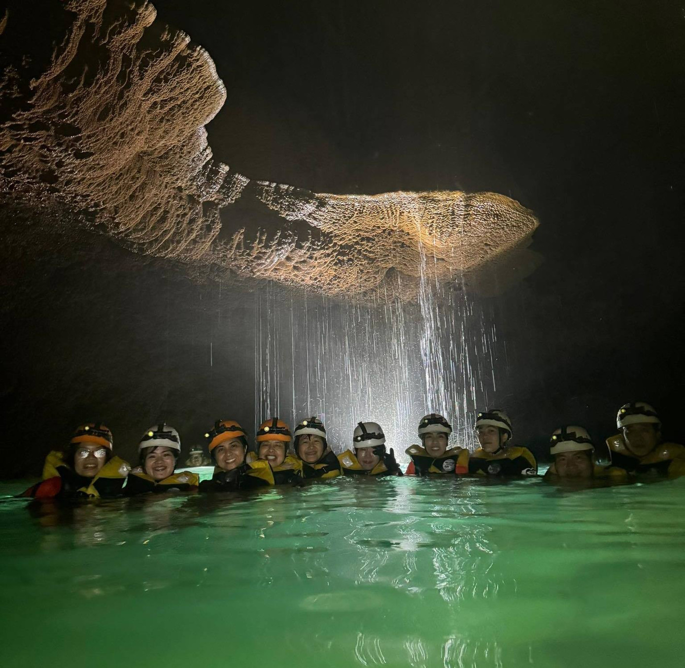 Trong vài ngày, hồ Lơ Lửng bỗng tụt 2m nước. Bình thường, mực nước thường chạm đến thạch nhũ phía trên. Ảnh: Jungle Boss. Trong vài ngày, hồ Lơ Lửng bỗng tụt 2m nước. Bình thường, mực nước thường chạm đến thạch nhũ phía trên. Ảnh: Jungle Boss.