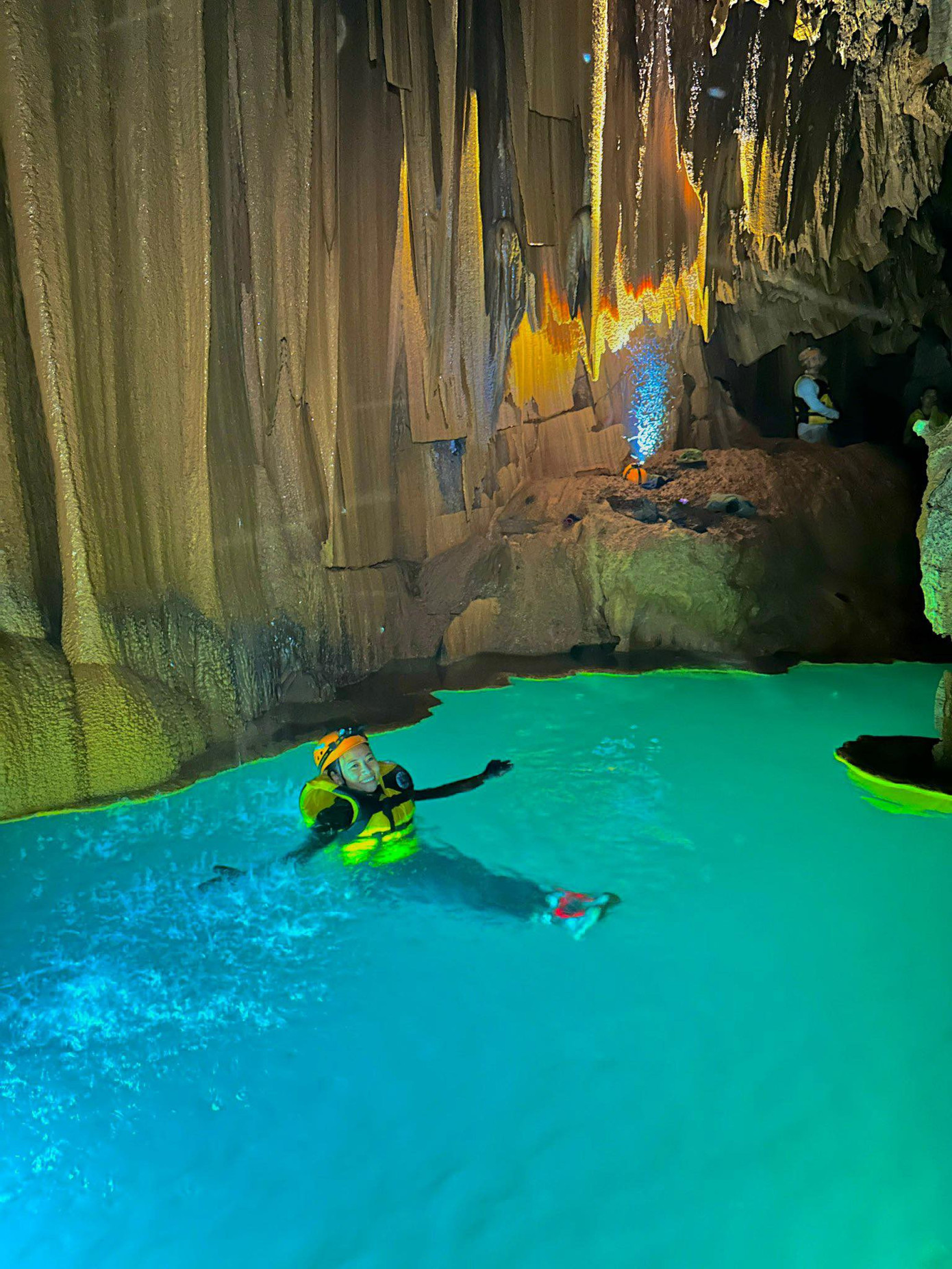 Dù chưa tìm ra lối nước vào của hồ nhưng qua khảo sát ban đầu, đội thám hiểm của đơn vị này cho biết, độ sâu của hồ nước có thể lên đến hơn 10m. Ảnh: Jungle Boss. Dù chưa tìm ra lối nước vào của hồ nhưng qua khảo sát ban đầu, đội thám hiểm của đơn vị này cho biết, độ sâu của hồ nước có thể lên đến hơn 10m. Ảnh: Jungle Boss.