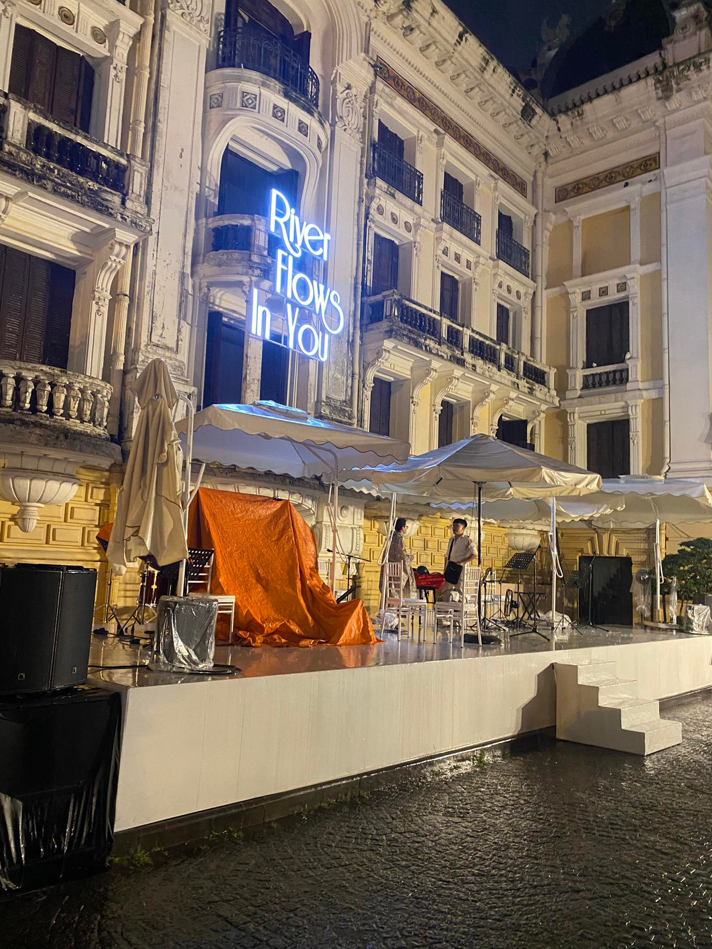 Hình ảnh nơi diễn ra mini show của Hương Tràm tại Hà Nội.