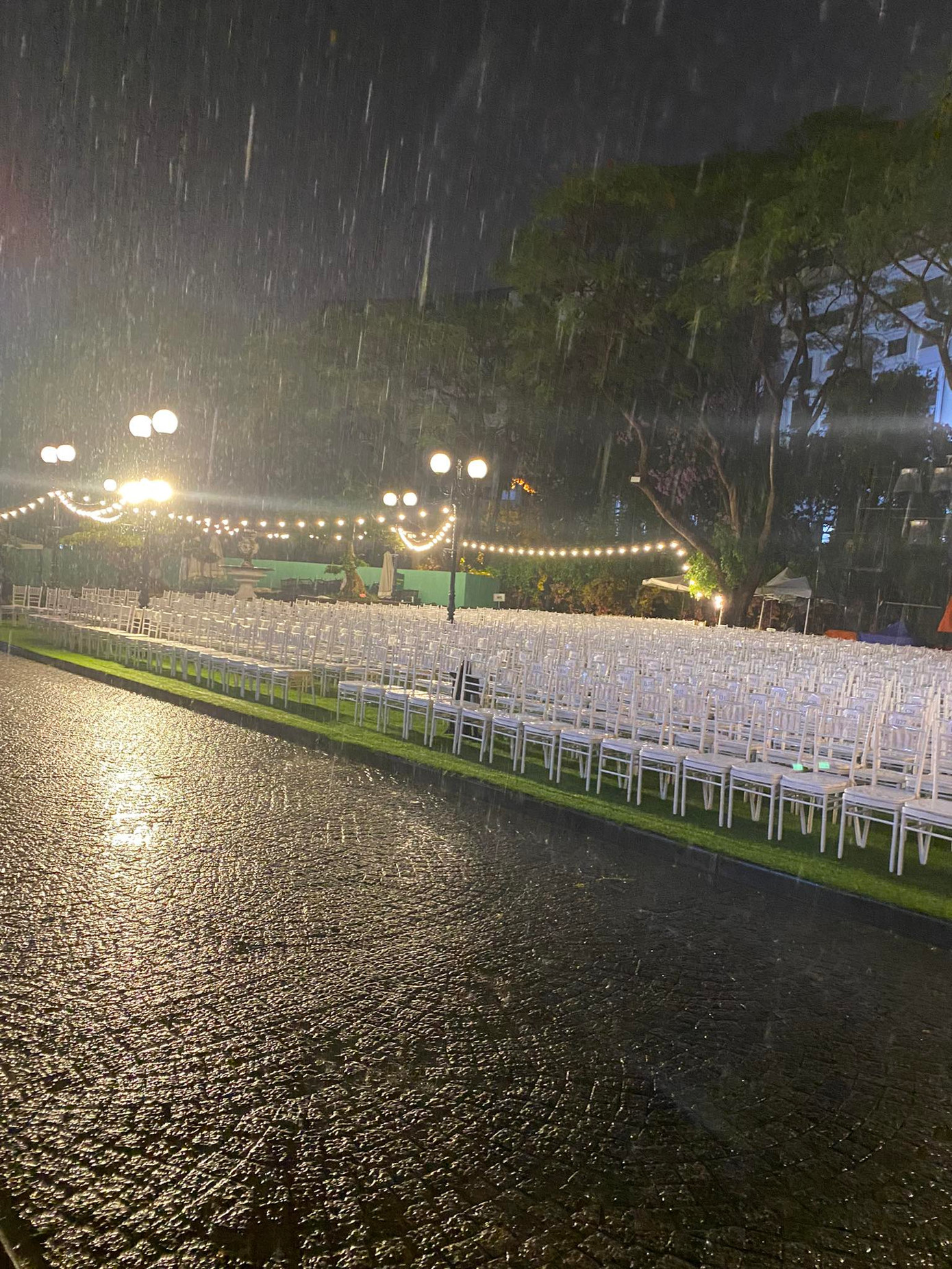 Hình ảnh nơi diễn ra mini show của Hương Tràm tại Hà Nội.