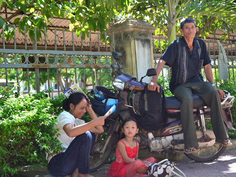 Theo bà đưa Cậu đi thi. ảnh Việt Hương